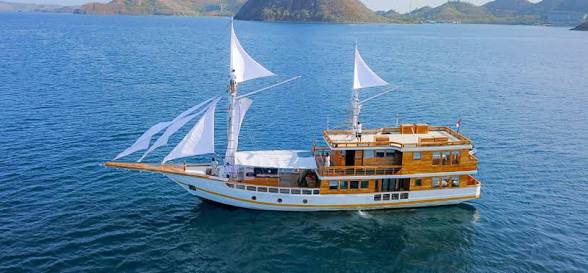 Luxury komodo boat tour